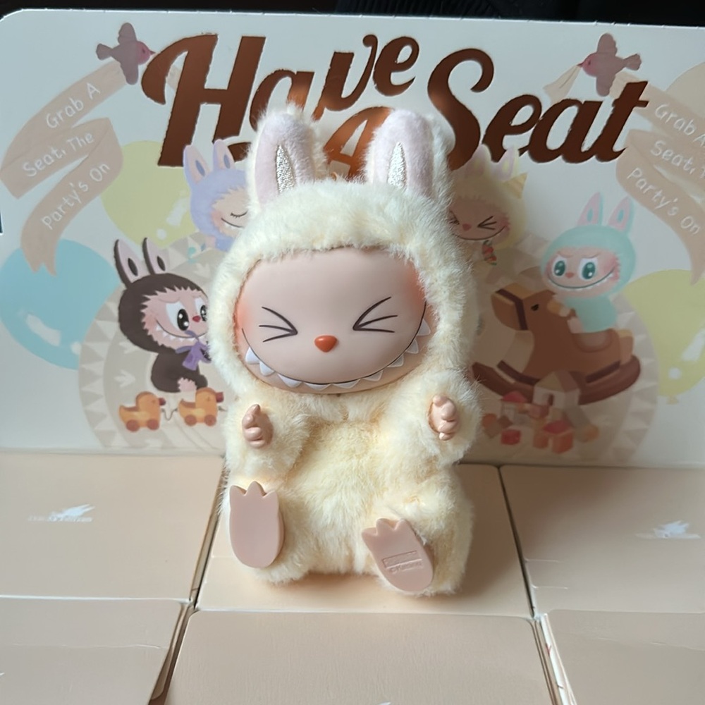 HAVE A SEAT LABUBU- SISI
